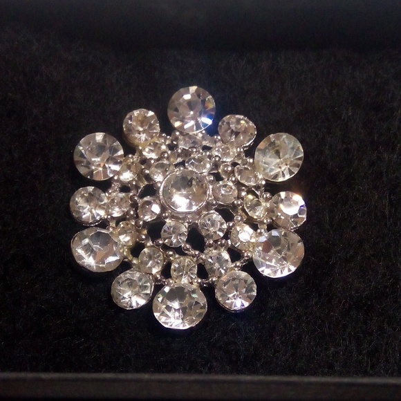 Clear rhinestone dimensional round brooch - Picture 1 of 4
